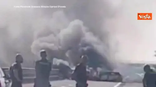 A14 bloccata per assalto al portavalori con mezzi incendiati nel Foggiano