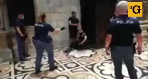 Milano, il fermo dell'egiziano nel Duomo. Il video esclusivo