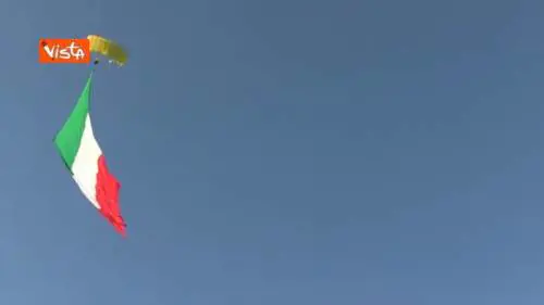 Lo spettacolare volo del tricolore gigante sulle note di 'Nessun Dorma'
