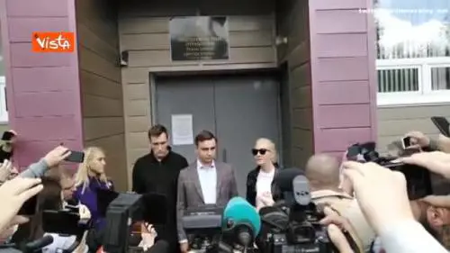 Navalny, i familiari arrivano in ospedale e ne chiedono il trasferimento all'estero 