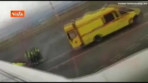 Navalny trasportato in ambulanza dopo il malore in aereo
