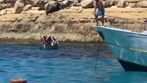 Sbarco di migranti a Lampedusa tra le barche dei turisti