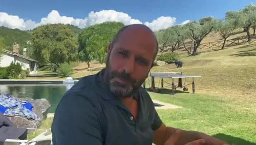 Checco Zalone: "Ragazzi fate i bravi con la mascherina"
