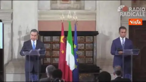 Di Maio alla Farnesina con omologo cinese, il ministro mostra un'abbronzatura invidiabile