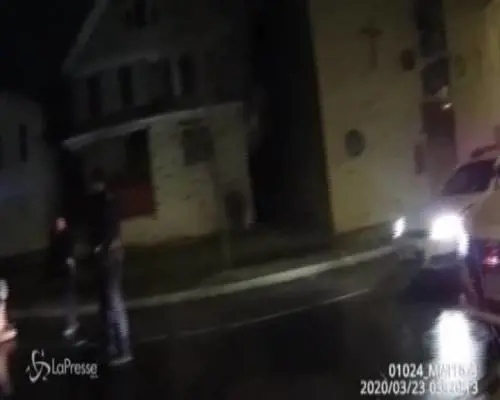 Polizia Usa arresta un afroamericano a New York