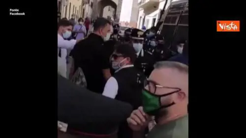 "Io ti maledico", Salvini strattonato da una giovane, camicia strappata