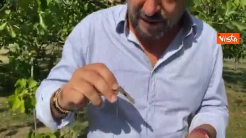 Salvini mostra camicia strappata e rosario rotto dopo l'aggressione a Pontassieve