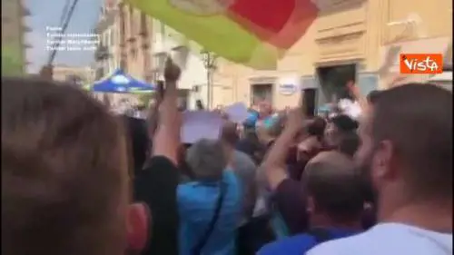 Fischi e pomodori per Salvini a Torre del Greco