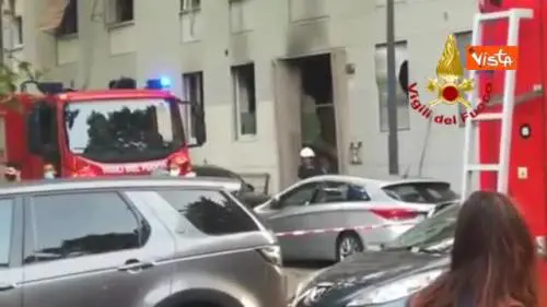 Esplosione in una palazzina a Milano, l’intervento dei vigili del Fuoco