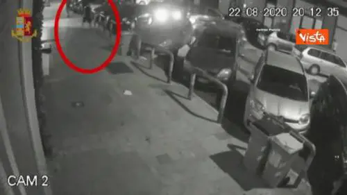 Muore dopo un pestaggio a Bari, le immagini dell’aggressione