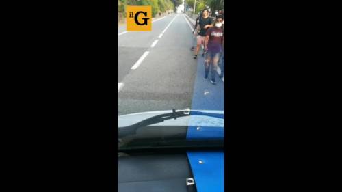 Migranti "assaltano" autobus senza mascherina e l'autista li lascia a piedi