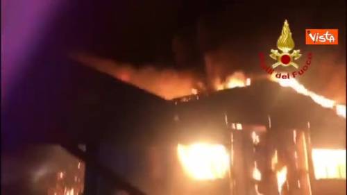 Incendio devasta il porto di Ancona