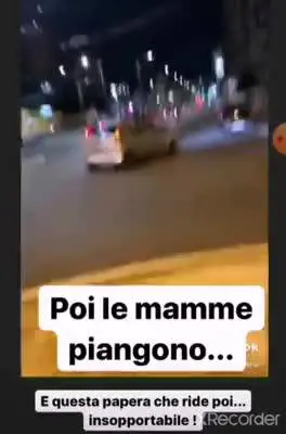 Il folle gioco di gettarsi contro le auto in corsa mentre si è ripresi con i telefonini