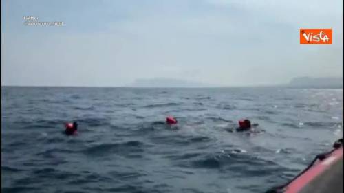 Open Arms, 76 persone si sono gettate in acqua