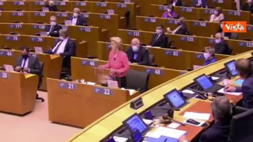 Migranti, von der Leyen attacca eurodeputato di destra che la contesta a Strasburgo