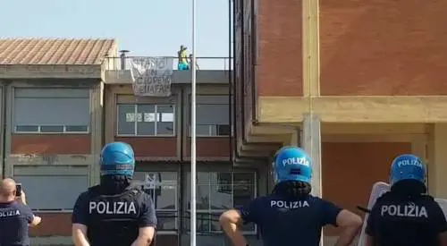 Monastir: algerini lanciano pietre contro la polizia