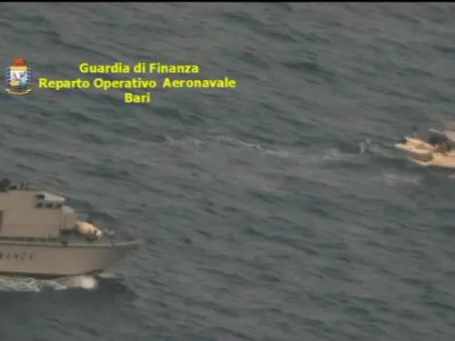Lecce, intercettato a largo un veliero carico di migranti