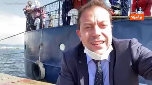 Migranti, Alan Kurdi a Olbia. Il deputato leghista protesta seduto sul molo: "Una vergogna"