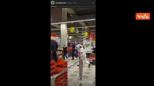 Rimproverati perché senza mascherina, scatenano rissa in un supermercato a Crema