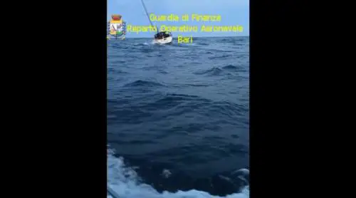 Lecce, fermato veliero con a bordo 63 migranti