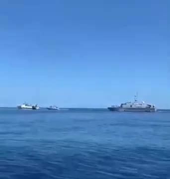 Lampedusa, Guardia di Finanza abborda e sequestra peschereccio tunisino 