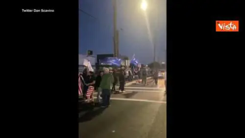 I sostenitori di Trump con le bandiere Usa fuori dall'ospedale dove è ricoverato per Covid