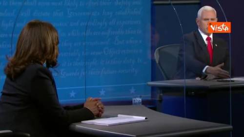 La mosca sulla testa di Pence durante il dibattito con Kamala Harris