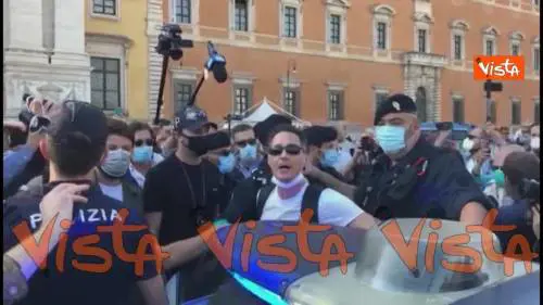 Sovranisti monetari e “no mask” a piazza San Giovanni. Un manifestante portato via dalla Polizia