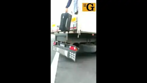 Migranti all'assalto dei tir per andare in Francia