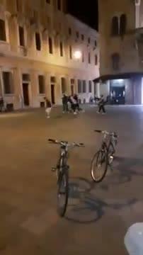 Sparatoria in centro a Reggio Emilia: panico nella notte