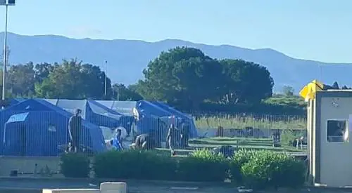 Migranti, sassaiola sulla polizia: feriti due agenti