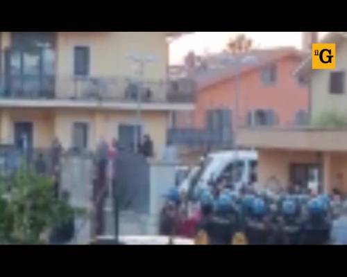 Focolaio nel centro di accoglienza occupato dai migranti: "Qui c'è pericolo di fughe"