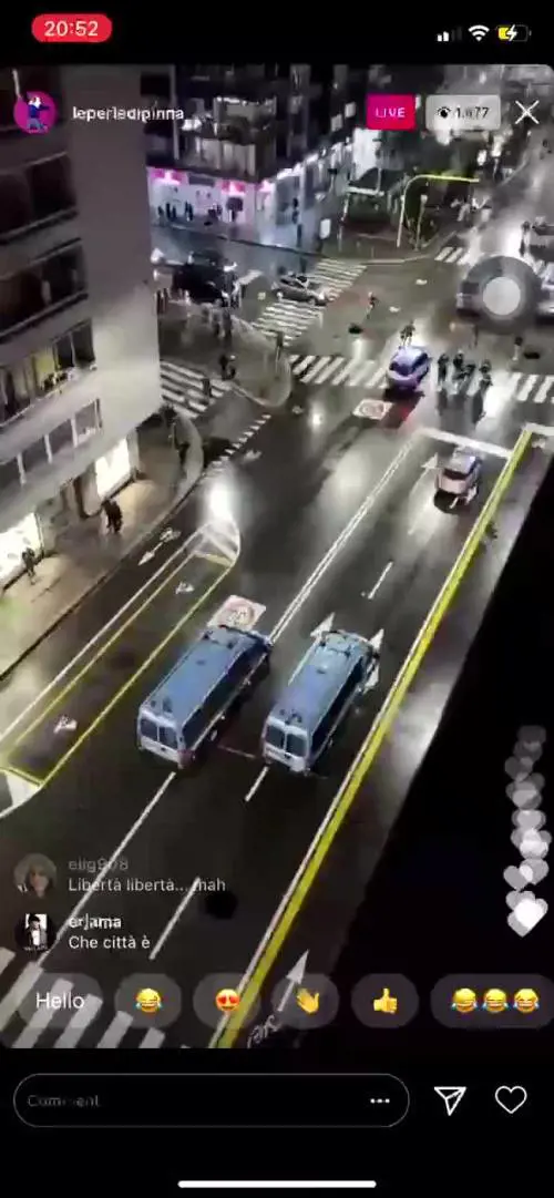 Scene di guerriglia urbana a Milano