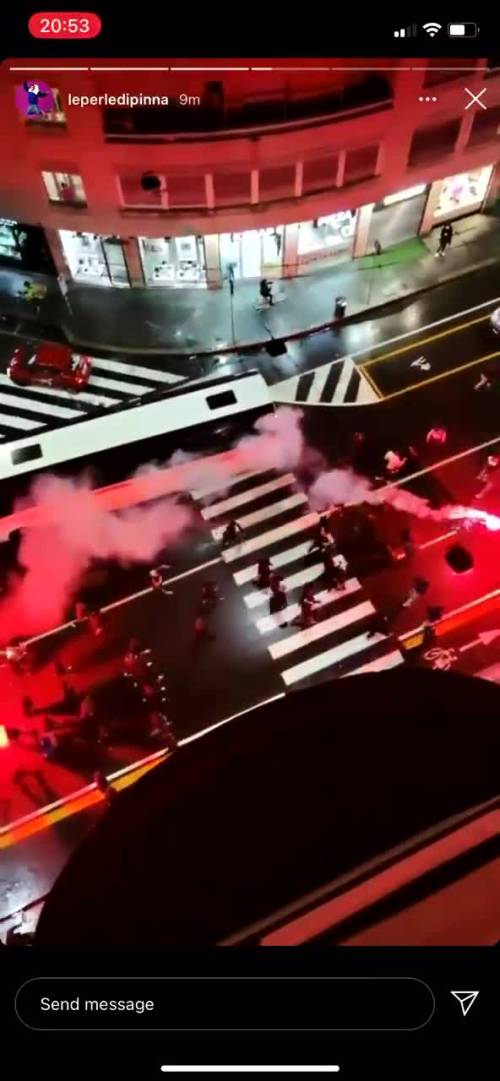 Lanci di fumogeni contro la polizia: tensione a Milano