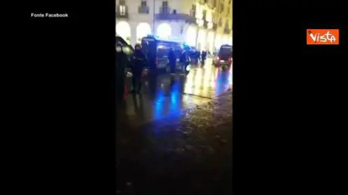 Dpcm, protesta in strada a Torino con scontri con la Polizia