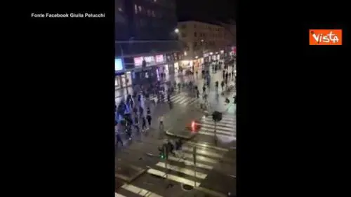 Guerriglia a Milano, scontri e bombe carta in corso Buenos Aires, le immagini