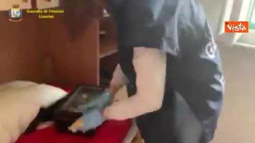 Con la bambina nel passeggino per vendere droga, sgominata maxi rete di spaccio a Livorno