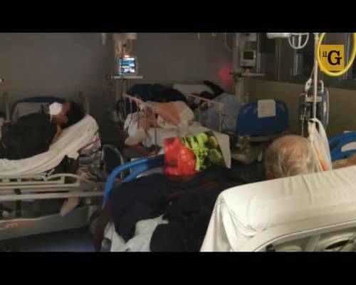 Le immagini choc dal pronto soccorso Covid: pazienti ammassati uno sull'altro