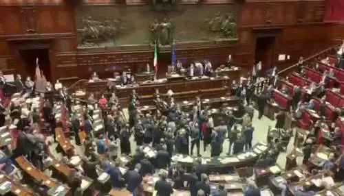Il centrodestra protesta in Aula contro il Dpcm di Conte