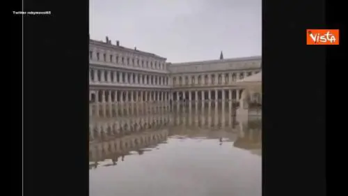  Acqua alta a Venezia, le immagini di Piazza San Marco e delle Calli allagate 