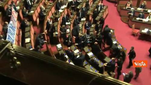 Mes, striscione della Lega in Aula al Senato durante. Casellati sospende la seduta