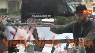 “Salute! il bar è chiuso”. Il flash mob dei gestori di locali davanti a Montecitorio