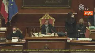 Caos in Aula Senato, D'Inca cerca di porre fiducia su dl migranti, ma La Russa sospende la seduta