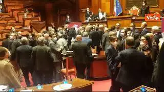 Dl migranti, caos in Aula durante richiesta fiducia. Lega occupa banchi di Governo