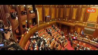 "Siete senza vergogna", lo striscione della Lega al senato per contestare il Dl Migranti