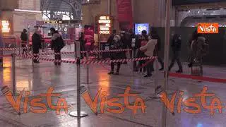 Weekend ritorni a casa per Natale, stazione Centrale di Milano tranquilla. Le immagini