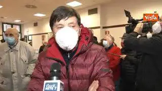 Gianni Morandi volontario per il pranzo di beneficenza alle Cucine Popolari di Bologna, il servizio