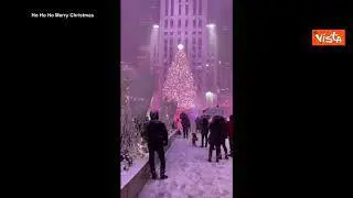 Gli addobbi di Natale a New York con la città imbiancata dalla neve