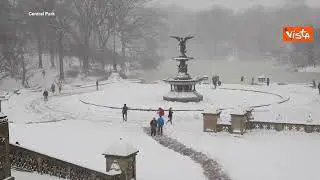 Nevicata record a New York, le immagini di Central Park imbiancato