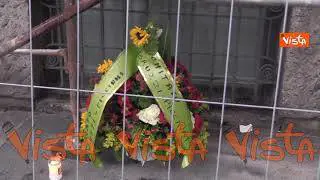 Omicidio via Macchi a Milano, deposta una corona di fiori nel luogo dell’aggressione. Le immagini